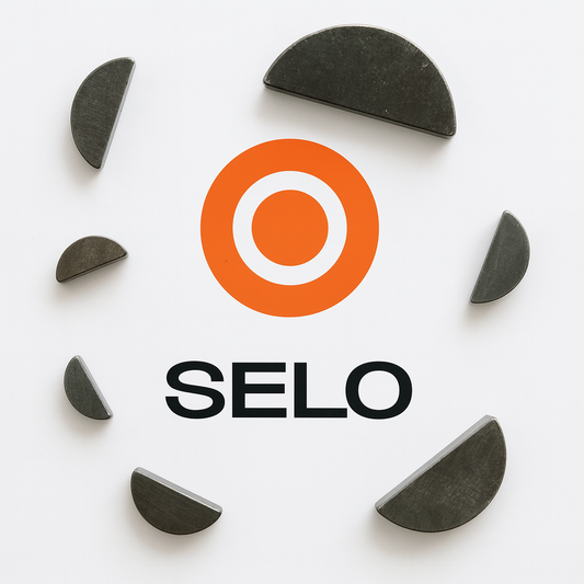 Flatlay of assorted Woodruff keys in different sizes arranged around the orange and black Selo logo, illustrating their half-moon shape.
